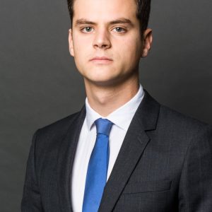 Portrait d'homme en couleur en studio corporate, cravate bleue