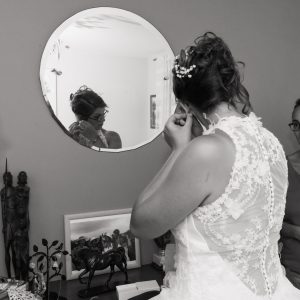 Préparatifs de la mariée en noir et blanc