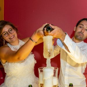 Les mariés servant le champagne, fontaine de champagne