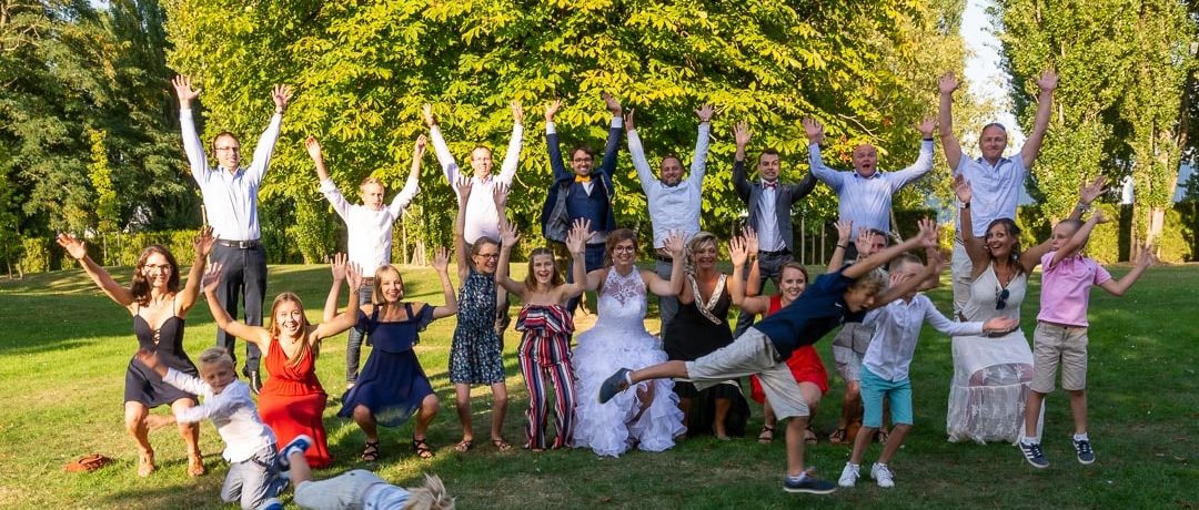 photo de mariage, mariés et leurs invités. Photo originale avec les enfants qui sautent dans tous les sens et les hommes qui sautent en l'air