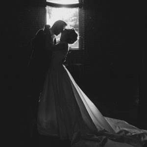 photo noir et blanc en contre jour de mariés à l'Amphitrion de Roncq