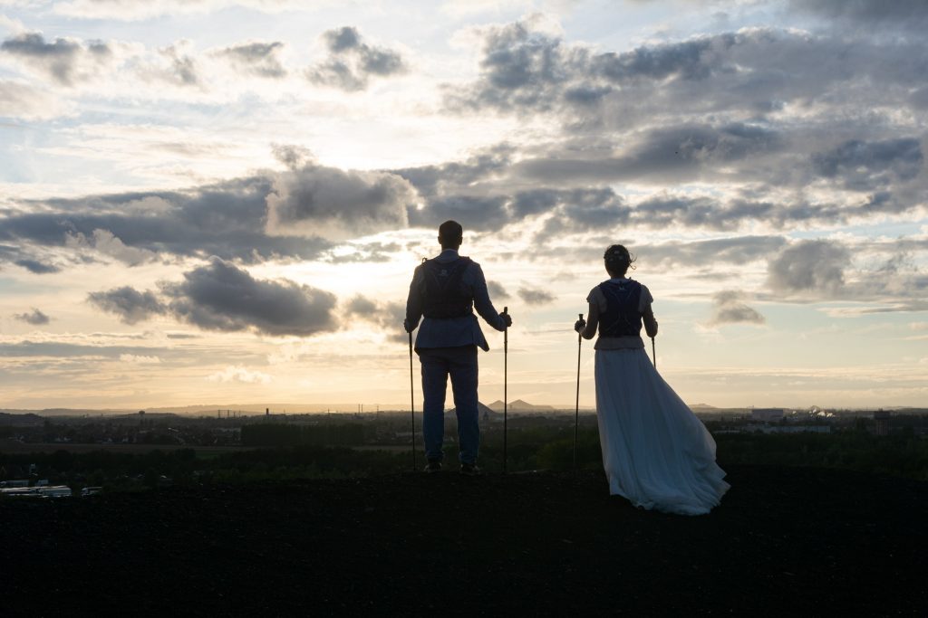 Couple de mariés sportifs, Trail, coucher de soleil sur un terril