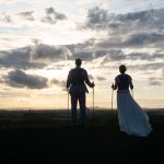 Couple de mariés sportifs, Trail, coucher de soleil sur un terril