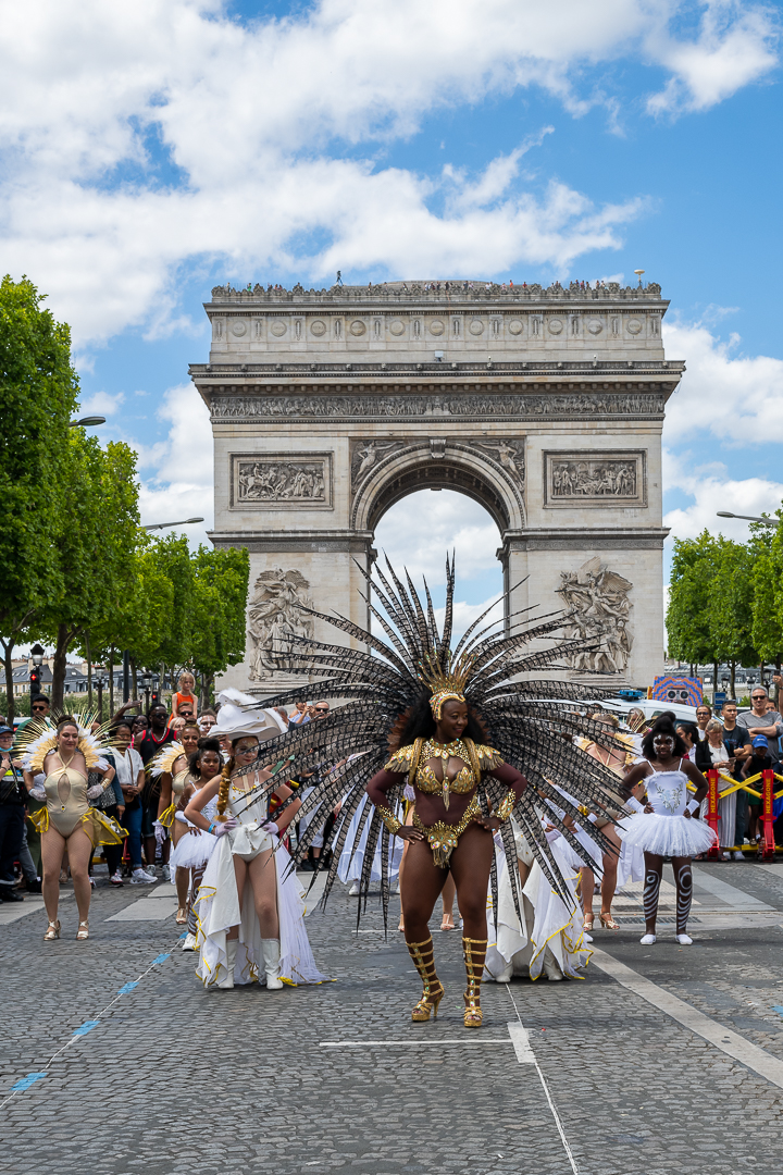 Carnaval de Paris 2022 - Samba devant l'arc de triomphe