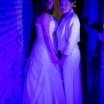 photo de couple de mariées en intérieur, lumière bleutée