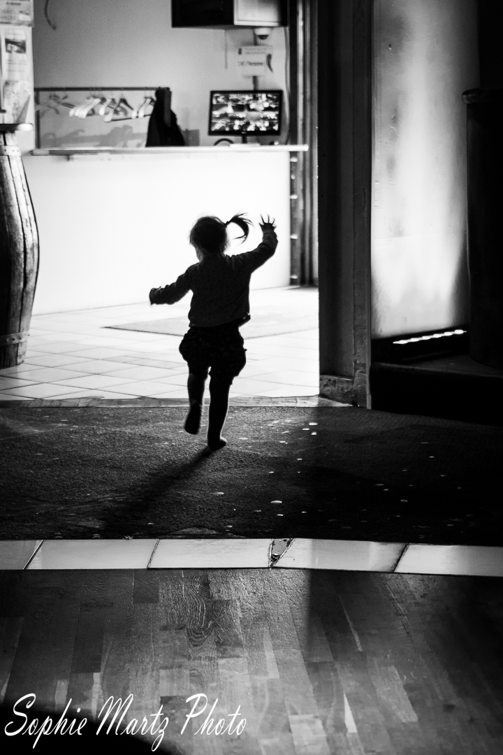 photo en noir et blanc d'une enfant au Manoir lors d'une boum